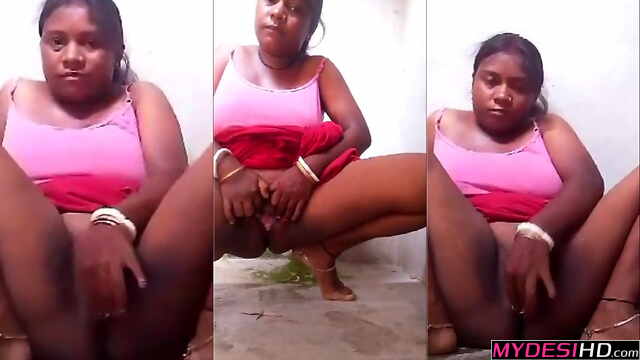 Amateur Indian Village Lady Uses Bottle for Solo Sex – Leaked Desi MMS